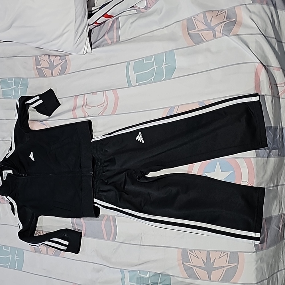 Size 4t kids Adidas track jacket and jogger set. Great condition like new.
